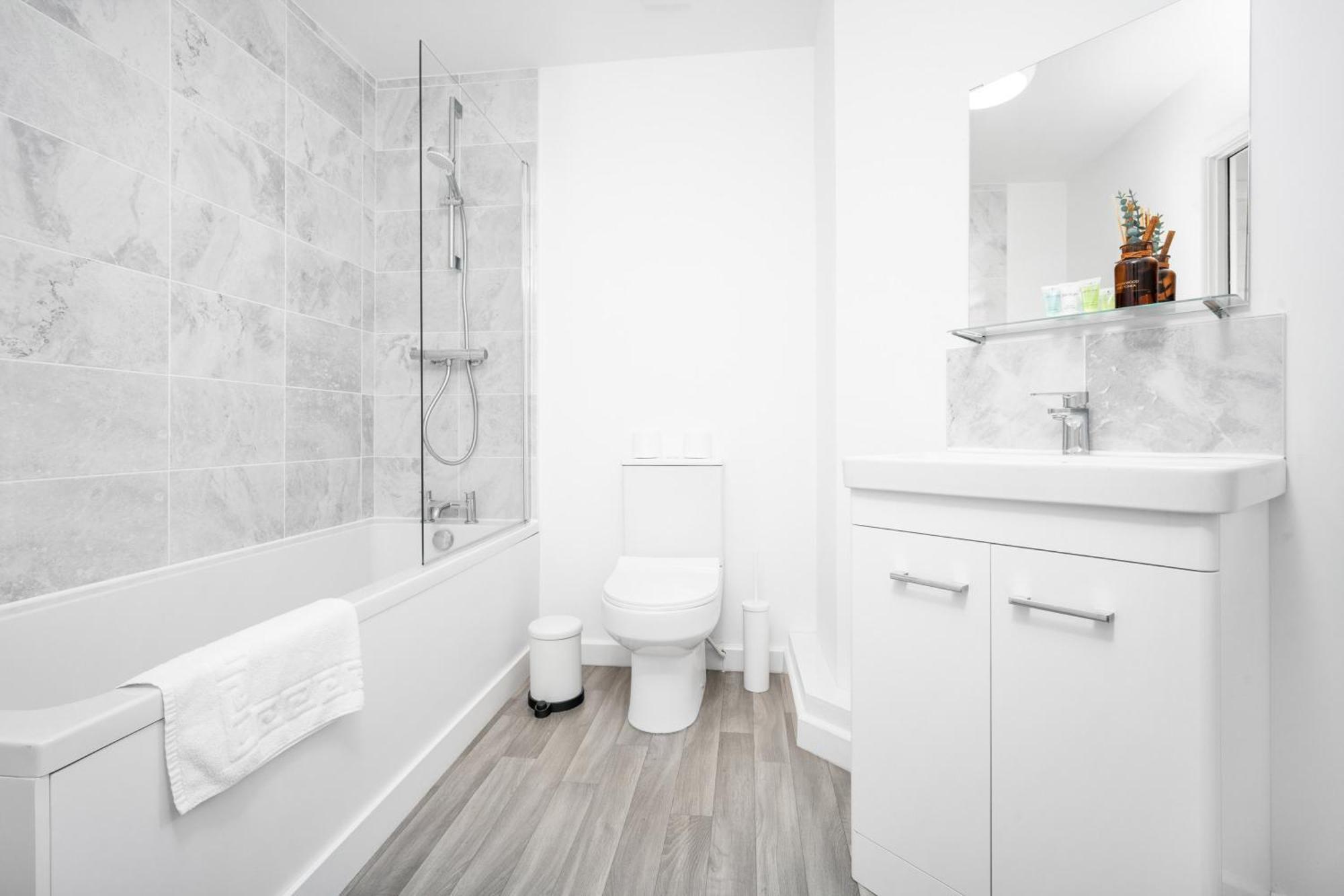 New 2 Bedroom Deluxe Apartment - Parking - Wifi & Netflix - Top Rated - 50C Cradley Heath Extérieur photo